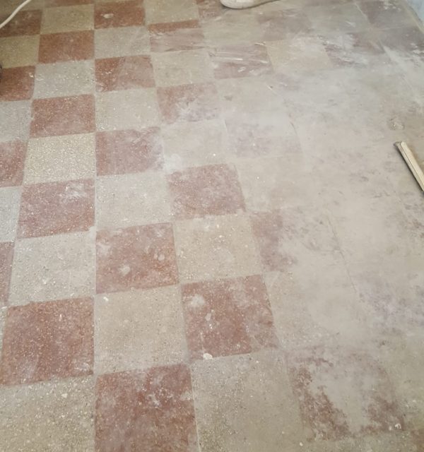 Betonpadló csiszolás előtti állapot